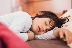 مشکلات و توصیه‌هایی برای خواب کودکان