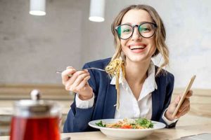 کاهش استرس کاری در زمان ناهار
